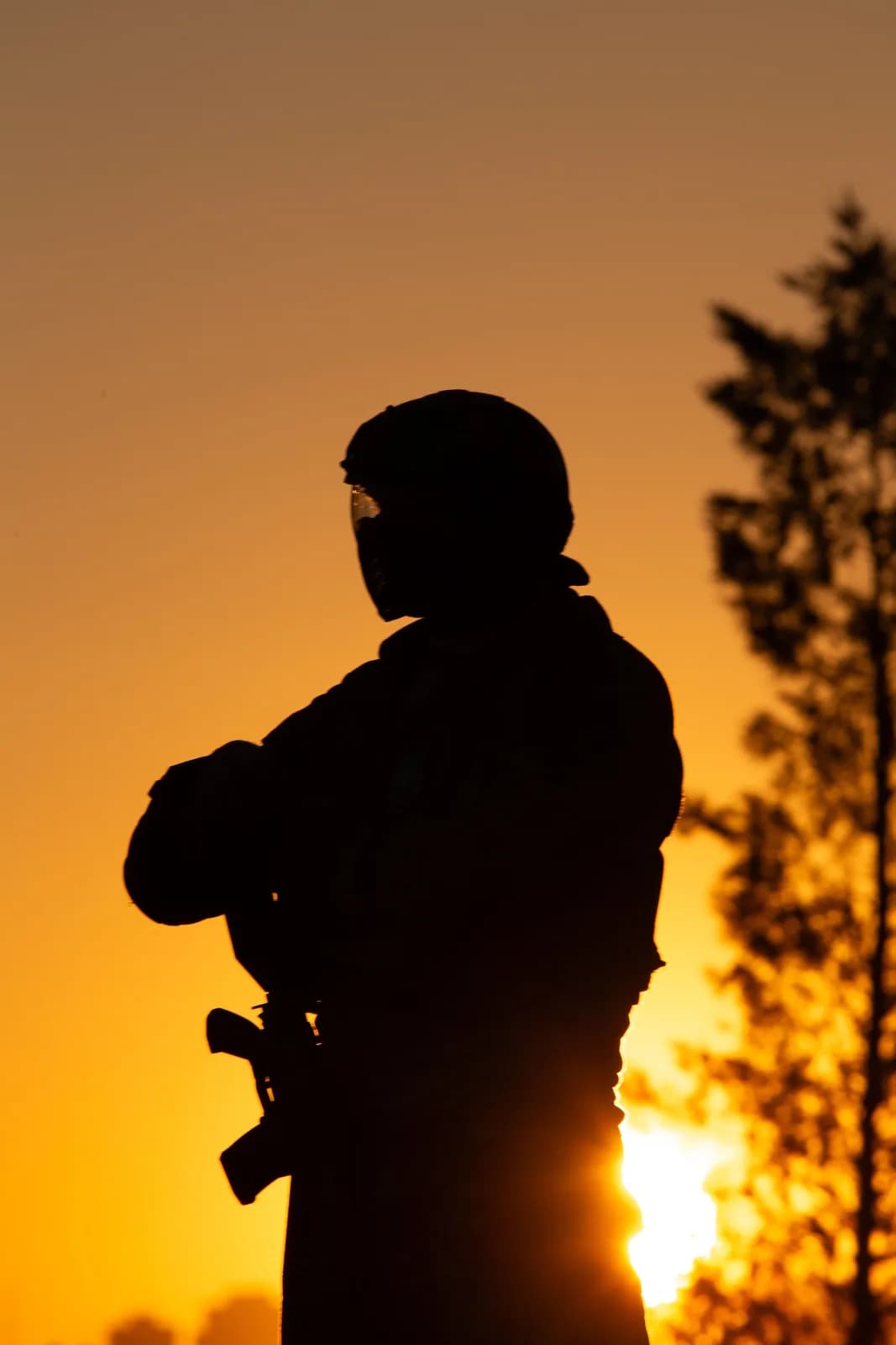 Silhouette d'un joueur au coucher du soleil