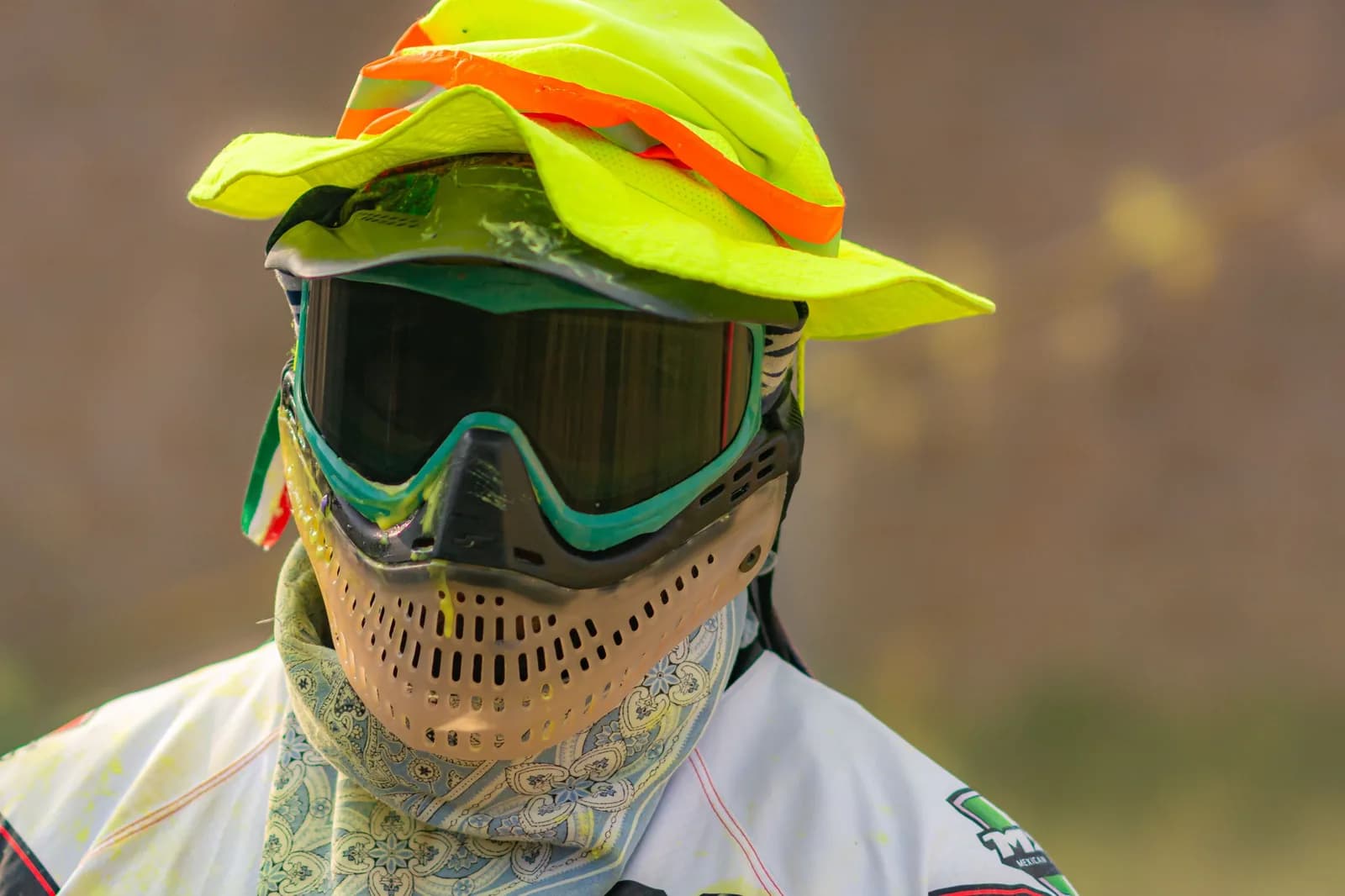 Masque jaune fluo en gros plan